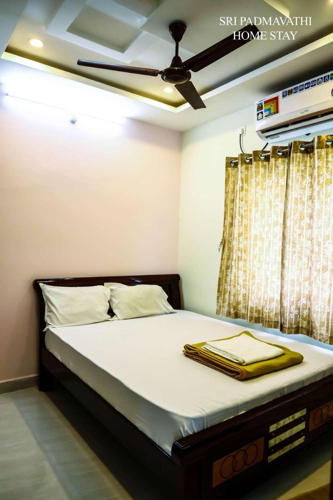 Padmavathi Homestay Tirupati Ngoại thất bức ảnh