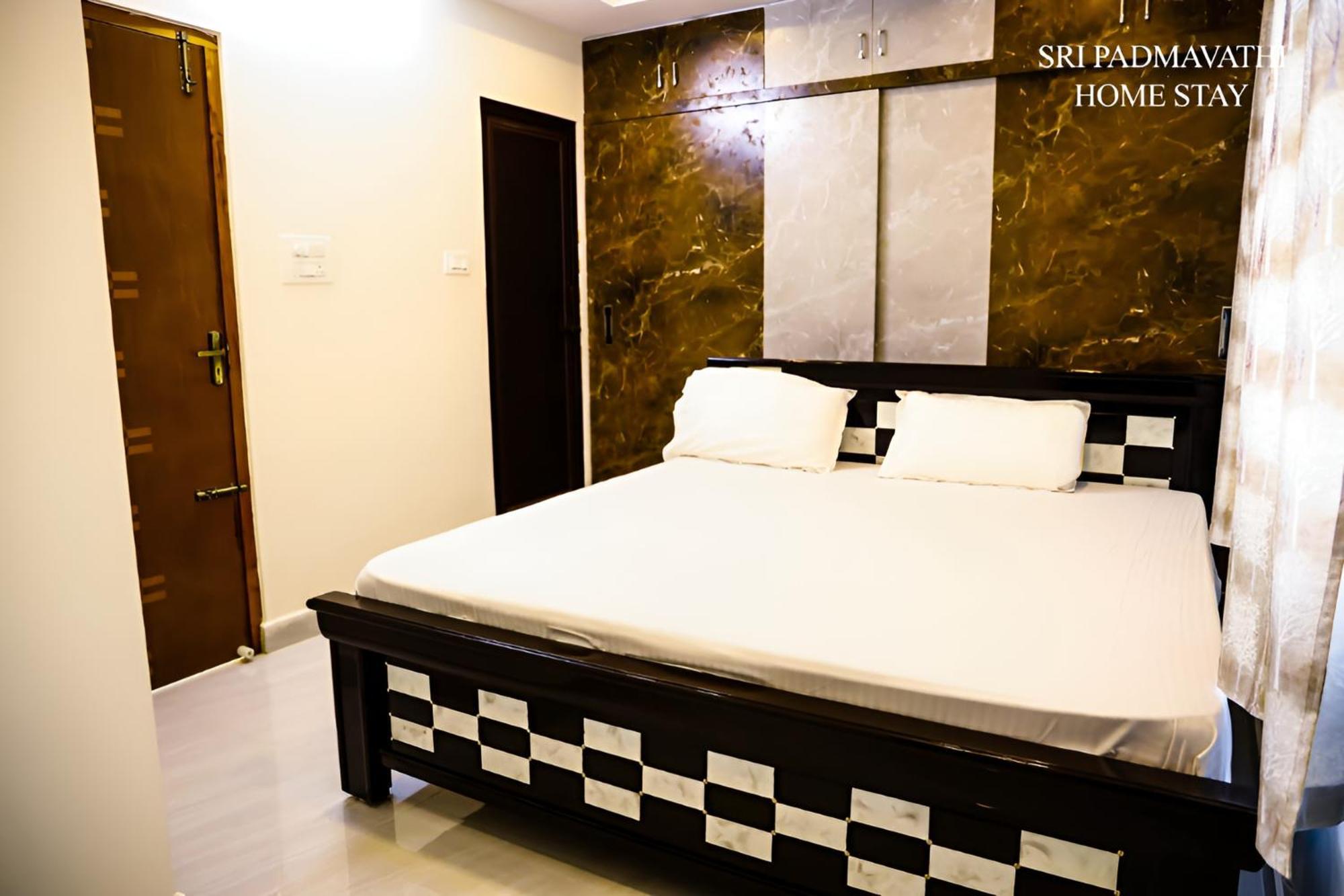 Padmavathi Homestay Tirupati Ngoại thất bức ảnh